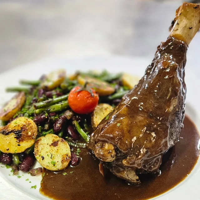 Zart geschmortes Häxle vom Schwäbischen Alb-Lamm

#waldhaeuserhoftuebingen
#tübingen #alb #ostern #regional #hierkochtderchef #foodie #bebenhausen #badenwürttemberg @schmeck_den_sueden #leckeressen #i̇nstafood #lamm #cordero #comidarica #schwäbisch #herzlichwillkommen #biergarten #beergarden #sonne #frühling
