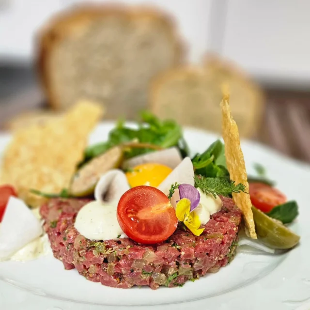 Rinder-Tartar mit Wachseigelb an Senfmsyonnaise, Wildkräuter und Parmesan

#waldhaeuserhoftuebingen #lekker #foodiegram #tubingen #tübingen #restaurante #badenwürttemberg #gastronomia #tartar #delicious #i̇nstafood #schwäbischealb #bebenhausen #schönbuch #familienbetrieb #hierkochtderchef #unitübingen #gartenwirtschaft #beergarden #herzlichwillkommen