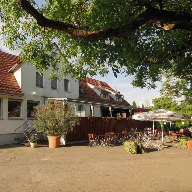 Herzlich willkommen im Waldhäuser Hof in Tübingen 

#waldhaeuserhoftuebingen #gartenwirtschaft #sommer #restaurant #tübingen #tuebingen #schmeckdensüden #gastronomia #badenwürttemberg #essen #bauernhof #landliebe #landscape #foodie #bebenhausen #ausflug 

@fanyfaziifoto