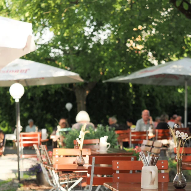 Die Gartenwirtschaft im #waldhaeuserhoftuebingen lädt zum Entspannen und Genießen unter den großen Walnussbäumen ein!

@fanyfaziifoto #biergarten #gartenliebe #genießen #enjoylife #summervibes #restaurante #verano #tübingencity #badenwürttemberg #bebenhausen #schönbuch #entspannen #regional